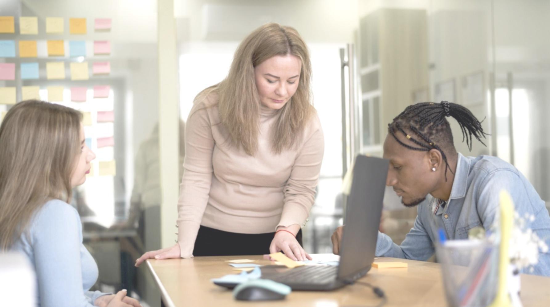 Profesionales trabajando en estrategias financieras avanzadas